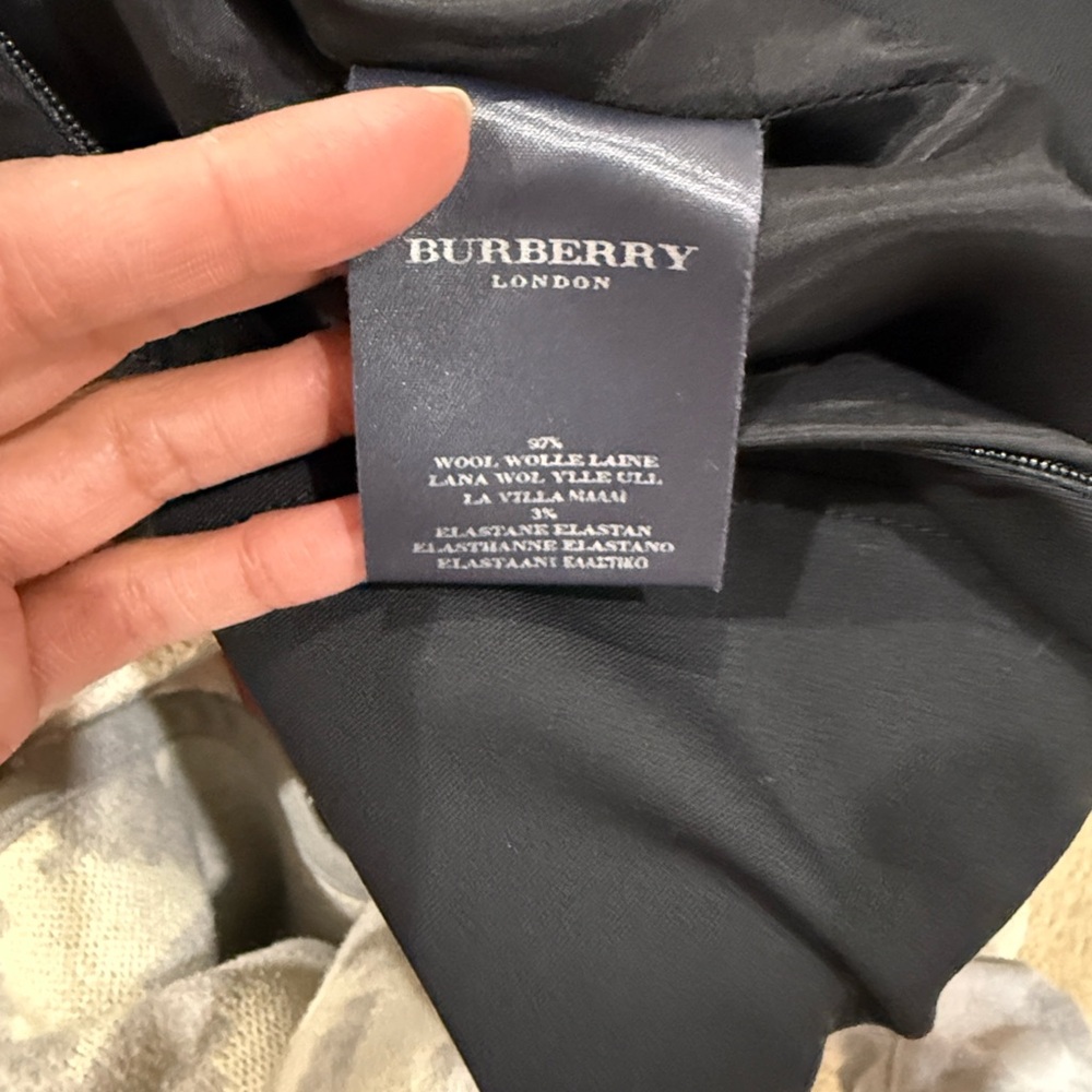 Burberry Elegant Black Sleeveless Mini Dress - Picture 3 of 4